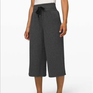 NWT lululemon Retreat Yourself Crop Size 10 Gray